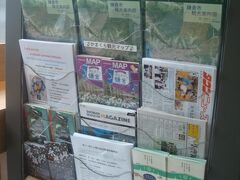 鎌倉駅東口改札を出てすぐ左に観光案内所があり、そこで観光マップを入手しました。