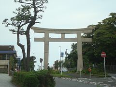 鎌倉警察署へ寄ったあと、更に南へ進むと一の鳥居がありました。横断歩道はなく鳥居の近くへは行けませんでした。