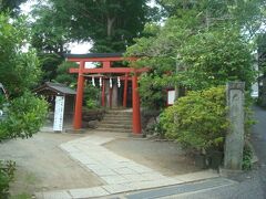 元鶴岡八幡宮と書かれた石碑から奥へ進むと、赤い鳥居が見えました。