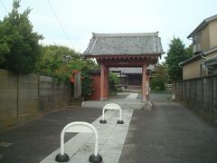 辻の薬師堂の正面が本興寺です。