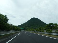 高松自動車道の善通寺I.C.→坂出JCT付近です。

前方に飯野山（讃岐富士）が見えます。