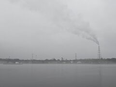 雨にけむる三国湊

15時20分
東尋坊のすぐ近く、三國港にやってきました。
夕日で有名なビーチもあります。

めっちゃ天気悪いですがこれはこれで雰囲気あります。

僕も友人も東尋坊には何度も行っているのでパス。
ずっと行ってみたかった三国の港町を散策します。