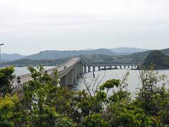 角島展望台から、角島の先端にある角島灯台まで約6kmと小さな島です。

まず、角島大橋を渡ったところにある「瀬崎陽の公園」に立ち寄ってみました。光の関係か、対岸からはキレイな色は見えないのですね(ﾟдﾟ)！こんなにも違うんか…