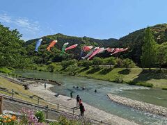 お次は「道の駅みとう」。
川沿いののんびりした道の駅でした。
鯉のぼりが映えますね～♪