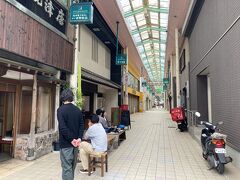 シャッター街と言ってたのはここかな。
京町商店街。
確かに人気ゼロ。
でもところどころお祭り会場なので人が集まってました。
新しい雰囲気はないとはいえ、味のある商店街なのに勿体ないなー