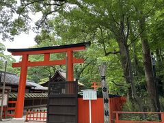 京都駅に9時ごろ到着。
タクシーで「下鴨神社」の参道、
「糺の森」の手前にある「河合神社」へ