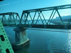 何回も漢江を渡ってきましたが写真に写すのは初めてですね。ソウル中心部を流れる漢江にかかる鉄橋はその名も「漢江鉄橋」。大韓帝国時代に最初に完成し日本統治下で複々線に、その後朝鮮戦争で爆破されますが、戦後三複線化されて現在に至っています。トラス橋で橋脚も含め時代を感じる橋でした。