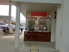 こちらはJR西日本宮島フェリーのチケット売り場です。
料金は変わりませんが、JR西日本宮島フェリーは大鳥居に接近する「大鳥居便」を運航しています。

ただ9時10分からです。
それまでは通常ルートの便。
ただいま8時45分。どうしましょう…。