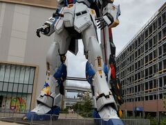 ランチから徒歩３０分以上でガンダム立像

嬉野温泉への移動には早いため何か探していたらガンダム立像発見。
移動手段ないので徒歩。