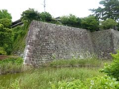 神社から出て見事な石垣と内濠を見たら 柳川に移動します。
