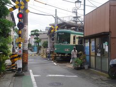 江ノ電　右側が和田塚駅です。