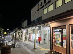 ２時間４５分（野辺山駅で途中下車して星空観察会があります）ほど乗って２１時頃に小諸駅に着きました。すぐ乗換の電車があったのですが駅の外観を撮るために乗り過ごすことにしました。そのために４５分ほど駅で時間を潰します。