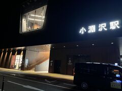 観光列車の発車時間は１８時１７分、まだ少し時間があるので小淵沢駅の改札を出ました。駅舎にある「MASAICHI本店」では丸政の駅弁や土産そして今では珍しい陶器製のお茶の容器（汽車土瓶）を買うことができます。ここで駅弁を買ってもよかったのですが今回は販売中止となっていたハイレールの限定駅弁がネットで再販され注文していたので車内でのペット飲料だけ購入してホームに戻ります。