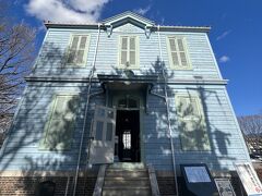 代わりにすぐ近くにある松本市旧司祭館（県宝）では旧開智学校の紹介・耐震対策工事の様子が展示がされているので（無料！）見学します。

旧司祭館
１８８９年（明治２２年）にカトリック教会の司祭館として建設され、それ以来司祭らの住居として使われてきました。１９８９年（平成元年）に松本市に寄贈、現在の地に移築復元工事が行われました。