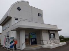 道の駅おだいとう。

天気が良ければ野付半島やその先の国後島まで見える立地。
この日はキリがかかってて無理そうですが、１６時までと思っていた開館時間が１７時までで、展望台や北方領土の展示館に間に合いました。