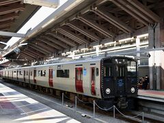 熊本駅のホームにやってきました。
向かいに停車していたのは、おもちゃのようにライトがキラキラした車両。
JR九州は、車両デザインが独特で楽しい。