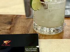 【EL TORO STEAKHOUSEでアルゼンチン牛!!】

もう残り人生において、「牛肉」はもう食べなくて良いやぁ...というぐらい美味しいお肉を沢山頂いたつもりではあったのだが....


写真：飲み物は「カイピリーニャ」。サトウキビの蒸留酒とレモンと砂糖を混ぜたブラジル特有の飲み物。口当たりがいいが、アルコール度数が強いので、飲み過ぎには要注意。