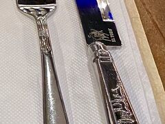 【EL TORO STEAKHOUSEでアルゼンチン牛!!】

バンコクに来て以来、こちらにあるブラジル・アルゼンチン料理屋を訪ねて見たのだが...


写真：こういう肉屋では、オリジナルのナイフとフォークが用意されて下り、切れ味が最高なのである...