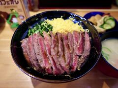 ここのランチのお目当ては、「あか牛ステーキ丼」。
一緒に阿蘇だご汁がついてきます。漬物は、店内の一角にある漬物コーナーから好きなだけとれるセルフサービス。
とてもボリュームがあり、大満足のランチでした。

