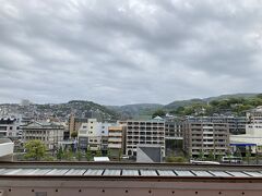 キャビンからの眺め。
小雨が降っています。
歌にもあるくらいだけど雨降っちゃいました。