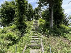 皆野駅での電車の待ち時間がかなりありそうだったので、以前から興味があった大塚古墳を見学しに行くことに。
皆野駅から歩いて20分で古墳に到着！　

古墳といえば、昔の豪族や大君のお墓で、エジプトで言えばピラミッドみたいな存在。
発掘された金銀財宝とか展示してあるの？･･･と思うかもしれないが、GoogleMAPに円墳大塚古墳と記される場所にあるのは、コンクリートの階段とその上にある小さな社だけ。
