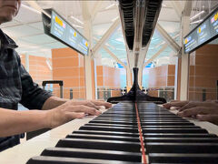 　Yeah! I’ve got an audience for the first time in my life at YVR Airport. He was a good looking young guy from Michigan, US and he said that he had just arrived here from Japan. I asked him if he would play as well, and he answered, “I don’t play the piano but I play the violin.”
