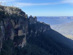 遊歩道を進むとエコーポイント展望台に到達。ここはスリーシスターズが近く見えます。