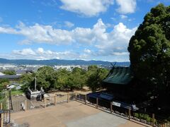 　　　　　　　本丸跡にある柳澤神社

　　　　あちゃ(・・) なんか整備されてスッキリしすぎなんちゃう
　　　　