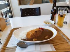 そして駅の中にあるカフェ「こぐま亭」で昼食。
迷いましたがお腹すいていたのでカツカレーに。
美味しかったです。
それはそうと、何で運転もしないのにノンアル飲んだんだろ？
2杯目をノンアルにしたのかも知れない（どうでもいい）