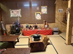 お風呂に入ったら、藤三旅館にある藤時ラウンジへ。
藤三旅館は通路でつながっている。帰るときにカードキーが無いと入れない。
途中にあった、藤三旅館内のお休みどころ。これはこれで風情がある。