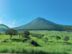 別府を出たあとは山道をウネウネと上り…
気づいたら目の間に由布岳の絶景！！登山口のそばに車を停める場所があったので1枚パチリ。
なんて美しい緑！山より海派の私ですが、これは待ち受け画像にしちゃう美しさ(o^^o)