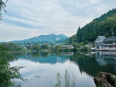 目的地の「金鱗湖(きんりんこ)」に到着しました。
こちらは清水と温泉が流れ込んでいると言われ、年間を通じて水温が高いため、早朝には湖面から湯気が立ち上る幻想的な「朝霧」を見られることが有名なんですが…
それは気温の低い時期だけ。
さすがに6月では見られません(^-^;
けど、一応来てみました。