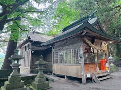 同じ敷地内にある神社。
こちらの裏手にまわると…