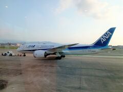 福岡空港にやってきました。搭乗時間までには「ラウンジTIME／サウス」で過ごします。座席数は167席と日本にあるカードラウンジの中でも最大級の広さ、窓が大きく離陸着陸する飛行機を快適な環境で見ることができます。