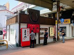 さて、駅前の商店街の中にある「ますや本店」というラーメン屋さんにお邪魔してきました。
郡山の代表するご当地グルメ、郡山ブラックラーメンが頂けるお店です！
なかでも郡山ブラックの元祖のお店ということで超人気店とのこと。
開店時間(11:00)から５分遅れでしたが、ギリギリ待たずに入店出来ました。(自分たちが入店して満席になった)
※食べ終わってお店の外に出ると３組ほど、外で待っていました