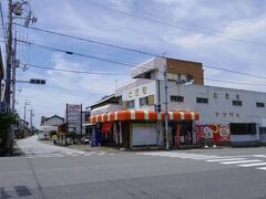 国道55号線に出ました。
なんか見覚えのある商店は、以前中日そばを食べた「とさを」さん！
後でお昼を頂きに寄ることにします。