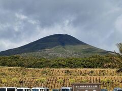 八丈島につきました。こちらが八丈富士。富士山のように裾野が広がっています。伊豆諸島のなかでは最も高い山です。