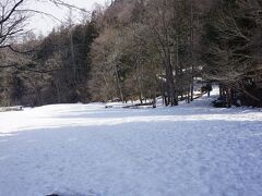 ●大出公園

あちゃ～。
靴がずぼずぼと雪にはまっていきます。
ここまで雪深い場所を歩くとは…。
想定外でした。