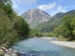 河童橋からの焼岳です。
梓川が本当にきれいですね。