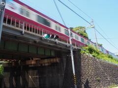 すぐ隣のガードを京急逗子線の電車が通過。