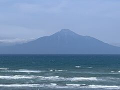 サロベツ海岸からの
利尻富士は近い