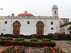 キト2日目の午後、花壇が綺麗な広場のあるサンタクララ教会。楕円形のドームが目印。
