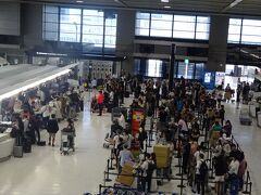 　田園都市線・銀座線・スカイライナ－を乗り継いで、7:16成田空港・第2ターミナル・ 3階 Rカウンターに到着。　8:55発(VJ823)ホーチミン行きのチェックインカウンターは長蛇の列です。なおベトジェットは、チェックイン時間の締め切りはなぜか早く60分前であることから、最低でも2時間前までには並ばないと気が気でない状態になります。今回は、朝1番の電車に乗っても出発の1時間39分前にしか到着できないため、ベトジェットのPriority Checkin(優先チェックインサービス：約900円)を利用し、7:22 にはチェックインは終了しました。