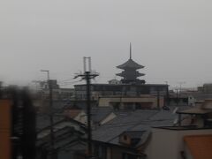 雨の中、東寺の五重塔が見えました