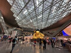 ドーハ到着。
空港名物、巨大な黄色いテディベア、その名もLamp  Bear
名前の通りランプを被ってるクマちゃん。
なんでランプを被っているかは不明・・・

７メートルもの大きさに重さは20トン、お値段も今の日本円なら約10億円。2011年にNYで行われたオークションでカタールのロイヤルファミリーの方が落札したとか・・・