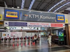 バトゥ洞窟に行くため、
KTMコミューター（電車）に乗ります。
