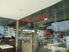 モール入口から一軒目に「UCCコーヒー」があります。
店名に「Clockwork」と付いてますが、どうもフィリピンにしかないみたいです。
ここは、ほかのUCC店とメニューが違うんです。
コーヒーも美味しいですが、料理もデザートも高級感があります。
けっこうな人気店で、現地の人たちでいつも混んでます。