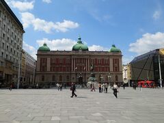 荷物を置いて、とりあえず街に出ました。歩いてすぐのところにあるのが、共和国広場です。ヨーロッパの都市らしい風景。