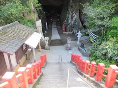 国道220号線を油津方面へ油津の街に近づき広渡川に架かる橋を渡り左側に「祇園神社」はあります。洞窟の中にあり薄暗く神秘的な空間が広がっています。創建は大正13年で比較的に新しいようです。素蓋鳴命と稲田姫命が祀られています、旅の安全をお願いました。