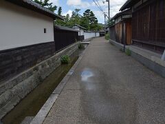 山門の前には水路があり、錦鯉が優雅に泳いでいます。
コイは外来種なので、この水路の両端は柵で仕切られています。
